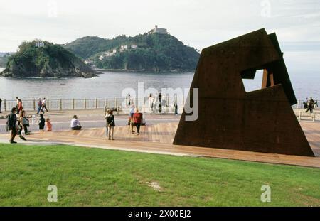 Scultura di Jorge Oteiza sul Paseo Nuevo (passeggiata). San Sebastián. Euskadi. Spagna. Foto Stock