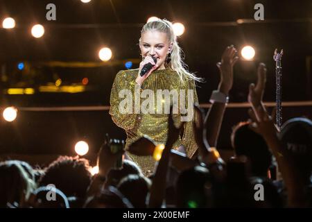 Austin, Texas, Stati Uniti. 7 aprile 2024. In questa immagine pubblicata il 7 aprile 2024, Kelsea Ballerini si esibisce sul palco dei CMT Music Awards 2024 il 3 aprile 2024, presso l'Università del Texas ad Austin, Texas. ( Credito: Amy Price/Image Space)/Alamy Live News Foto Stock