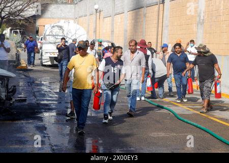 Chilpancingo, Messico. 8 aprile 2024. Le persone spinsero l'incendio causato dagli studenti rurali nel Palazzo del governo di Guerrero, perché il Ludwig Marcial Reynoso Nuñez, ex segretario generale del governo coinvolto nell'omicidio di Yanke Kothan, fu nuovamente assunto dal governo statale. L'8 aprile 2024 a Chilpancingo, Messico. (Foto di David Juarez/ Eyepix Group/Sipa USA) credito: SIPA USA/Alamy Live News Foto Stock