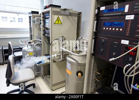 Laboratorio di spettroscopia dielettrica, Materials Physics Center è un centro congiunto del Consiglio spagnolo per la ricerca scientifica CSIC e dell'Università dei Paesi Baschi UPV/EHU. La sua attività di ricerca si concentra principalmente sugli aspetti fondamentali della scienza dei materiali. L'attività scientifica nei laboratori e nelle strutture sperimentali del CFM si occupa della morfologia e delle proprietà elettroniche di materiali nano-strutturati, polimeri e materia morbida e materiali fotonici. Inoltre, una parte importante della ricerca scientifica nel CFM è dedicata alla teoria e alla simulazione delle proprietà dei materiali Foto Stock