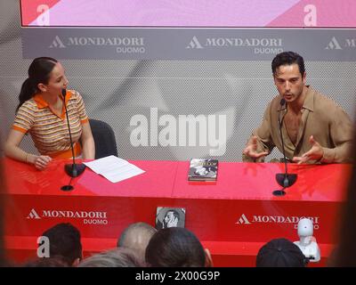 Milano, . 8 aprile 2024. 04/08/2024 Milano pH.Paolo della bella Giuseppe Giofrè (ballerino e giudice affermato la sera di amici 23), a Mondadori per la presentazione del suo nuovo libro "Stidda", Paola di Benedetto che lo intervista. Credito: Agenzia fotografica indipendente/Alamy Live News Foto Stock