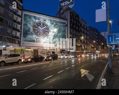 Foto di una notte a Belgrado, in Serbia, su via Brankova ulica, con un traffico pesante di auto in ingorgo. Foto Stock