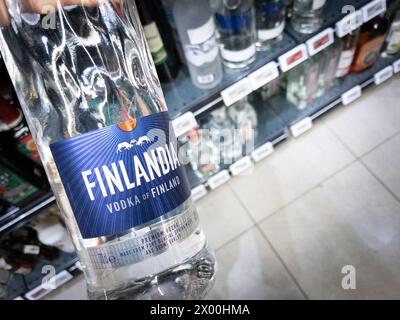 Immagine di una bottiglia di vodka con il logo finlandia in vendita a belgrado. Finlandia Vodka è un marchio di bevande alcoliche che produce vodka. Originatina Foto Stock