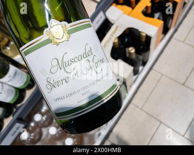 Immagine di una bottiglia di vino Muscadet Sevre et Maine in vendita in un supermercato di Belgrado, Serbia. Muscadet Sèvre et Maine si riferisce a un tipo di W bianca Foto Stock