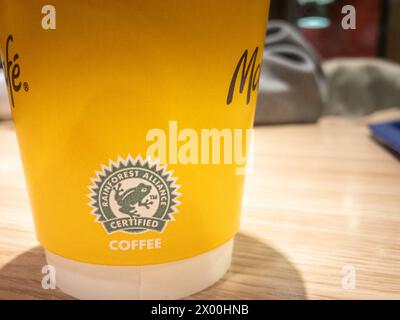 Immagine di una tazza di caffè con il logo di Rainforest Alliance. La certificazione Rainforest Alliance è una distinzione data a fattorie, foreste e b Foto Stock