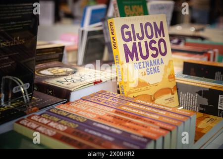 Foto delle copertine del libro de l'inconnue de la Seine di Guillaume Musso in una libreria di Belgrado, Serbia. Guillaume Musso è uno scrittore francese. Lui io Foto Stock