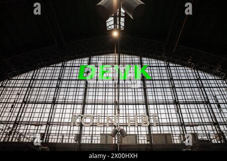 Foto del cartello Koln Hbf sulla loro serra principale a Colonia, Germania. Köln Hauptbahnhof o stazione centrale di Colonia è una stazione ferroviaria di Cologn Foto Stock