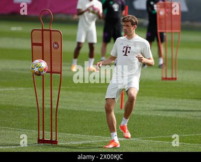 Monaco, Germania. 8 aprile 2024. Thomas Mueller del Bayern Monaco partecipa ad una sessione di allenamento in preparazione per la partita di andata dei quarti di finale di UEFA Champions League contro l'Arsenal a Monaco, Germania, l'8 aprile 2024. Crediti: Philippe Ruiz/Xinhua/Alamy Live News Foto Stock