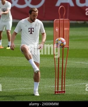 Monaco, Germania. 8 aprile 2024. Harry Kane del Bayern Monaco partecipa a una sessione di allenamento in preparazione per la partita di andata dei quarti di finale di UEFA Champions League contro l'Arsenal a Monaco, in Germania, l'8 aprile 2024. Crediti: Philippe Ruiz/Xinhua/Alamy Live News Foto Stock