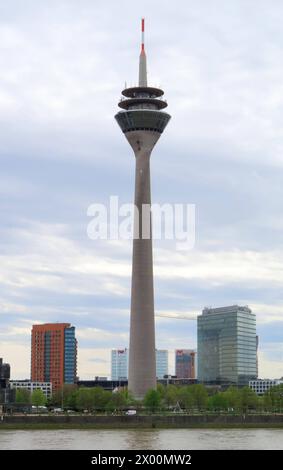 Blick auf den Rheinturm - flankiert vom Stadttor - dem Sitz des Ministerpraesidenten und einem Hochhaus Duesseldorf Rheinturm zwischen Stadttor und Hochhaus *** Vista della Torre del Reno fiancheggiata dalla porta della città, la sede della Premier di stato e di un alto edificio, la Duesseldorf Rhine Tower, tra la porta della citta' e l'alto edificio Foto Stock