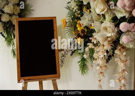 Tavola di benvenuto per matrimoni, struttura in legno con decorazioni floreali Foto Stock