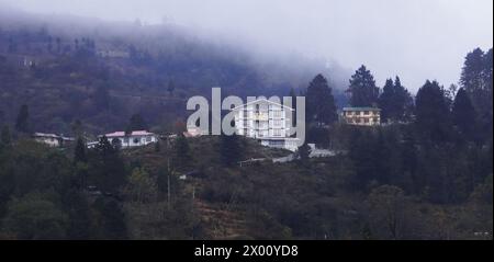 foggy e nebbiosa stazione collinare lachung, una popolare destinazione turistica nel nord del sikkim si trova sulle colline pedemontane dell'himalaya vicino alla valle di yumthang, in india Foto Stock