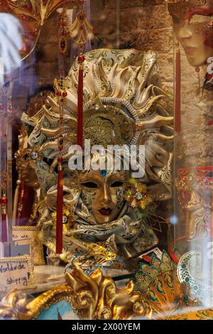 Maschere veneziane in esposizione a Venezia. Il carnevale annuale di Venezia è tra i più famosi d'Europa. Il suo simbolo è la maschera veneziana. Alta qualità Foto Stock