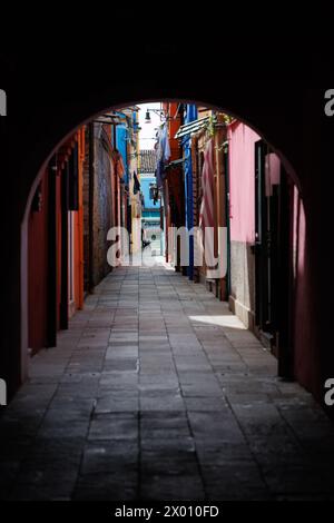 Case colorate dell'isola di Burano. Edifici multicolori ad Arco, Provincia di Venezia, regione Veneto, Italia. Cartolina di Burano. Foto di alta qualità Foto Stock