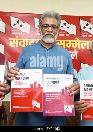 PATNA, INDIA - 8 APRILE: Il segretario generale del CPI-ML Dipankar Bhattacharya rilascia il Manifesto CPI(ML) in vista delle elezioni di Lok Sabha del 2024 durante una conferenza stampa presso Daroga Prasad Rai Path l'8 aprile 2024 a Patna, India. (Foto di Santosh Kumar/Hindustan Times/Sipa USA) Foto Stock