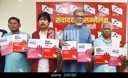 PATNA, INDIA - 8 APRILE: Il segretario generale del CPI-ML Dipankar Bhattacharya rilascia il Manifesto CPI(ML) in vista delle elezioni di Lok Sabha del 2024 durante una conferenza stampa presso Daroga Prasad Rai Path l'8 aprile 2024 a Patna, India. (Foto di Santosh Kumar/Hindustan Times/Sipa USA) Foto Stock