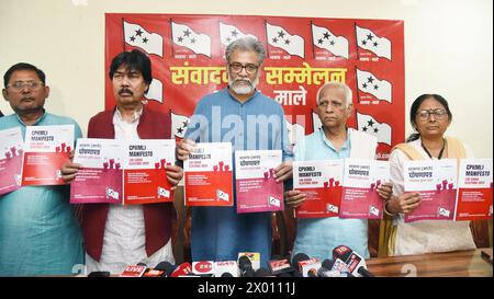 PATNA, INDIA - 8 APRILE: Il segretario generale del CPI-ML Dipankar Bhattacharya rilascia il Manifesto CPI(ML) in vista delle elezioni di Lok Sabha del 2024 durante una conferenza stampa presso Daroga Prasad Rai Path l'8 aprile 2024 a Patna, India. (Foto di Santosh Kumar/Hindustan Times/Sipa USA) Foto Stock