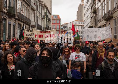 Porto, Portogallo. 6 aprile 2024. I manifestanti antifascisti tengono striscioni durante la dimostrazione. Proteste antifasciste e anti-immigrazione hanno avuto luogo a Porto, all'incirca nello stesso momento e luogo. Credito: SOPA Images Limited/Alamy Live News Foto Stock