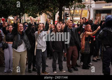 Porto, Portogallo. 6 aprile 2024. I manifestanti antifascisti cantano slogan durante la manifestazione. Proteste antifasciste e anti-immigrazione hanno avuto luogo a Porto, all'incirca nello stesso momento e luogo. (Foto di David Oliveira/SOPA Images/Sipa USA) credito: SIPA USA/Alamy Live News Foto Stock