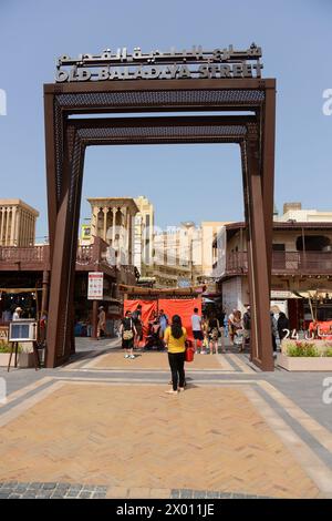 Ingresso alla Vecchia via Baladiya nel grande suk di Deira, Dubai, Emirati Arabi Uniti. Foto Stock