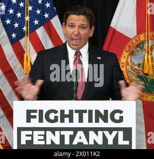 Sanford, Stati Uniti. 8 aprile 2024. Ron DeSantis, governatore della Florida, parla a una conferenza stampa a Sanford, in Florida, dove ha firmato una legge per aumentare le sanzioni contro le persone che espongono gli agenti delle forze dell'ordine al fentanyl, e per sensibilizzare le persone che stanno vivendo un'overdose di oppioidi. Credito: SOPA Images Limited/Alamy Live News Foto Stock