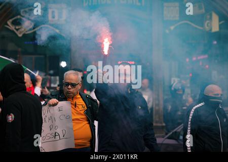 Porto, Portogallo. 6 aprile 2024. Un manifestante tiene in mano una torcia durante la dimostrazione. Proteste antifasciste e anti-immigrazione hanno avuto luogo a Porto, all'incirca nello stesso momento e luogo. Credito: SOPA Images Limited/Alamy Live News Foto Stock