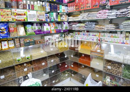 Un negozio di spezie iraniane nel souk di Deira, Dubai, Emirati Arabi Uniti. Foto Stock