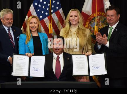 Sanford, Stati Uniti. 8 aprile 2024. Ron DeSantis firma una legge in una conferenza stampa a Sanford, Florida, per aumentare le sanzioni contro le persone che espongono gli agenti delle forze dell'ordine al fentanyl, e per sensibilizzare le persone che stanno vivendo un'overdose di oppioidi. Credito: SOPA Images Limited/Alamy Live News Foto Stock