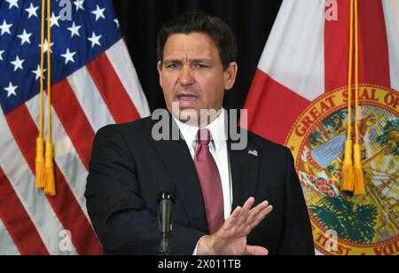 Sanford, Stati Uniti. 8 aprile 2024. Ron DeSantis, governatore della Florida, parla a una conferenza stampa a Sanford, in Florida, dove ha firmato una legge per aumentare le sanzioni contro le persone che espongono gli agenti delle forze dell'ordine al fentanyl, e per sensibilizzare le persone che stanno vivendo un'overdose di oppioidi. Credito: SOPA Images Limited/Alamy Live News Foto Stock