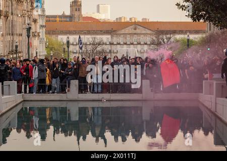 Porto, Portogallo. 6 aprile 2024. I manifestanti antifascisti cantano slogan durante la manifestazione. Proteste antifasciste e anti-immigrazione hanno avuto luogo a Porto, all'incirca nello stesso momento e luogo. Credito: SOPA Images Limited/Alamy Live News Foto Stock