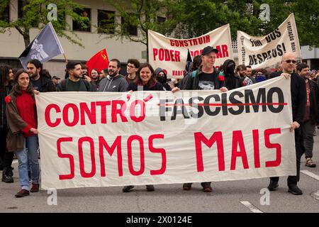 Porto, Portogallo. 6 aprile 2024. I manifestanti antifascisti tengono bandiere e striscioni durante la manifestazione. Proteste antifasciste e anti-immigrazione hanno avuto luogo a Porto, all'incirca nello stesso momento e luogo. (Credit Image: © David Oliveira/SOPA Images via ZUMA Press Wire) SOLO PER USO EDITORIALE! Non per USO commerciale! Foto Stock