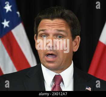 Sanford, Stati Uniti. 8 aprile 2024. Ron DeSantis, governatore della Florida, parla a una conferenza stampa a Sanford, in Florida, dove ha firmato una legge per aumentare le sanzioni contro le persone che espongono gli agenti delle forze dell'ordine al fentanyl, e per sensibilizzare le persone che stanno vivendo un'overdose di oppioidi. (Foto di Paul Hennessy/SOPA Images/Sipa USA) credito: SIPA USA/Alamy Live News Foto Stock