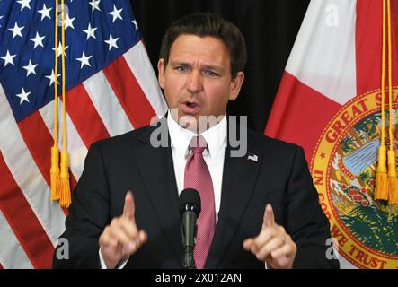 Sanford, Stati Uniti. 8 aprile 2024. Ron DeSantis, governatore della Florida, parla a una conferenza stampa a Sanford, in Florida, dove ha firmato una legge per aumentare le sanzioni contro le persone che espongono gli agenti delle forze dell'ordine al fentanyl, e per sensibilizzare le persone che stanno vivendo un'overdose di oppioidi. (Foto di Paul Hennessy/SOPA Images/Sipa USA) credito: SIPA USA/Alamy Live News Foto Stock