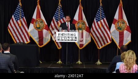 Sanford, Stati Uniti. 8 aprile 2024. Ron DeSantis, governatore della Florida, parla a una conferenza stampa a Sanford, in Florida, dove ha firmato una legge per aumentare le sanzioni contro le persone che espongono gli agenti delle forze dell'ordine al fentanyl, e per sensibilizzare le persone che stanno vivendo un'overdose di oppioidi. (Foto di Paul Hennessy/SOPA Images/Sipa USA) credito: SIPA USA/Alamy Live News Foto Stock