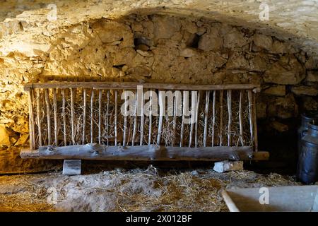 Alimentatore di legno per pecore mucche in fattoria vecchio sistema d'annata nel museo Hures la Parade Foto Stock