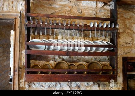 Hures la Parade set di vari oggetti vintage su pareti in legno vecchi piatti elettrodomestici bollitore in metallo utensili per la casa oggetti tradizionali nel museo della fattoria Foto Stock