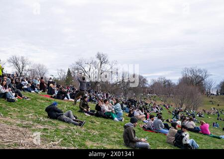 Toronto, Canada. 8 aprile 2024. La gente aspetta di vedere l'eclissi solare parziale al Riverdale Park. L'8 aprile 2024, Toronto assisterà ad un'eclissi solare parziale, con una copertura solare del 85% circa. Gli Skywatcher in città osserveranno la luna che passa tra la Terra e il sole, creando un notevole oscuramento della luce solare durante l'evento. (Foto di Shawn Goldberg/SOPA Images/Sipa USA) credito: SIPA USA/Alamy Live News Foto Stock