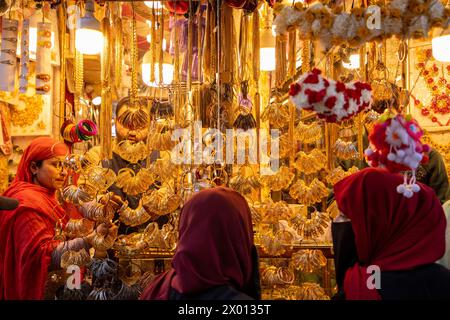 Srinagar, India. 8 aprile 2024. Le donne musulmane del Kashmir hanno visto fare shopping in un negozio di gioielli prima del festival musulmano Eid-al-Fitr in un mercato locale a Srinagar. I mercati di tutto il mondo musulmano assistono a un'enorme corsa allo shopping in preparazione di Eid al-Fitr, una celebrazione che segna la fine del mese sacro del digiuno musulmano del Ramadan. (Foto di Faisal Bashir/SOPA Images/Sipa USA) credito: SIPA USA/Alamy Live News Foto Stock