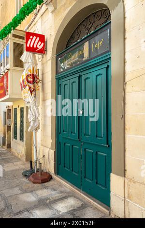 La Valletta, Malta, 3 aprile 2024. L'insegna del marchio Illy caffè si trova fuori da un bar nel centro della città Foto Stock