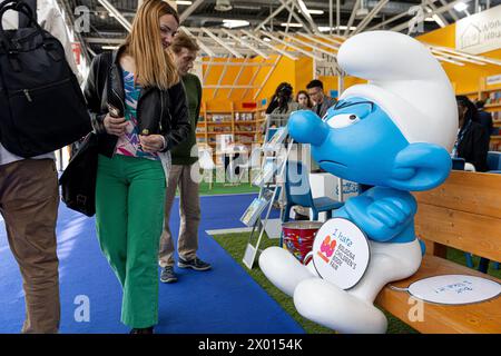 Bologna, Italia. 8 aprile 2024. La gente visita la Fiera del libro per bambini di Bologna al Bologna Fiere Center, a Bologna, Italia, 8 aprile 2024. La 61a Fiera del Libro per bambini di Bologna è iniziata lunedì con la partecipazione di 1.500 espositori provenienti da circa 100 paesi e regioni del mondo. La fiera durerà fino all'11 aprile. Crediti: Li Jing/Xinhua/Alamy Live News Foto Stock