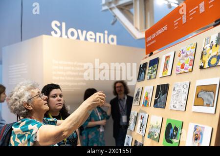 Bologna, Italia. 8 aprile 2024. La gente visita la Fiera del libro per bambini di Bologna al Bologna Fiere Center, a Bologna, Italia, 8 aprile 2024. La 61a Fiera del Libro per bambini di Bologna è iniziata lunedì con la partecipazione di 1.500 espositori provenienti da circa 100 paesi e regioni del mondo. La fiera durerà fino all'11 aprile. Crediti: Li Jing/Xinhua/Alamy Live News Foto Stock