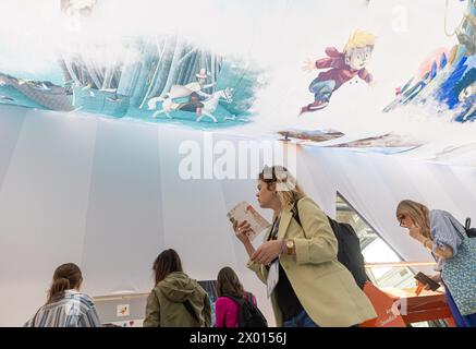 Bologna, Italia. 8 aprile 2024. La gente visita la Fiera del libro per bambini di Bologna al Bologna Fiere Center, a Bologna, Italia, 8 aprile 2024. La 61a Fiera del Libro per bambini di Bologna è iniziata lunedì con la partecipazione di 1.500 espositori provenienti da circa 100 paesi e regioni del mondo. La fiera durerà fino all'11 aprile. Crediti: Li Jing/Xinhua/Alamy Live News Foto Stock