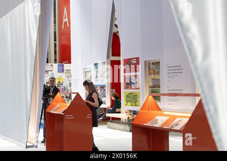 Bologna, Italia. 8 aprile 2024. La gente visita la Fiera del libro per bambini di Bologna al Bologna Fiere Center, a Bologna, Italia, 8 aprile 2024. La 61a Fiera del Libro per bambini di Bologna è iniziata lunedì con la partecipazione di 1.500 espositori provenienti da circa 100 paesi e regioni del mondo. La fiera durerà fino all'11 aprile. Crediti: Li Jing/Xinhua/Alamy Live News Foto Stock