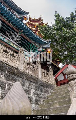 CHONGQING, CINA - 06 GENNAIO 2022: Complesso di Hong Kong, la forma di un grande edificio antico in stile cinese e famoso turismo culturale tradizionale desti Foto Stock