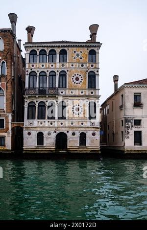 Facciata del Palazzo Dario (centrale), costruito in stile gotico veneziano e rinnovato in stile rinascimentale, situato sul Canale grande. Foto Stock