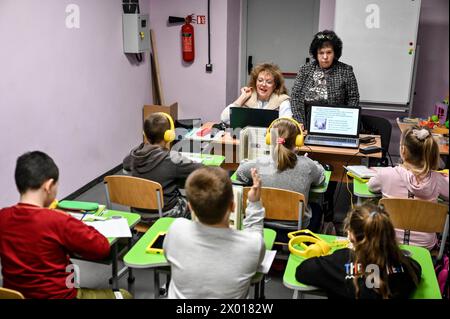 Non esclusivo: ZAPORIZHZHIA, UCRAINA - 4 APRILE 2024 - studenti e insegnanti vengono visti durante la lezione presso una scuola locale, Zaporizhzhia, sud-est Foto Stock