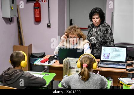 Non esclusivo: ZAPORIZHZHIA, UCRAINA - 4 APRILE 2024 - studenti e insegnanti vengono visti durante la lezione presso una scuola locale, Zaporizhzhia, sud-est Foto Stock