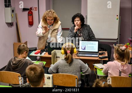 Non esclusivo: ZAPORIZHZHIA, UCRAINA - 4 APRILE 2024 - studenti e insegnanti vengono visti durante la lezione presso una scuola locale, Zaporizhzhia, sud-est Foto Stock