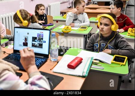 Non esclusivo: ZAPORIZHZHIA, UCRAINA - 4 APRILE 2024 - i bambini partecipano a una lezione presso una scuola locale, Zaporizhzhia, Ucraina sud-orientale Foto Stock