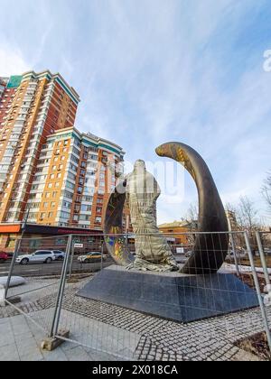 Vista del monumento a Nelson Mandela dietro le sbarre di Michurinsky Prospekt a Mosca. Mosca. Russia. 22 marzo 2024 Foto Stock